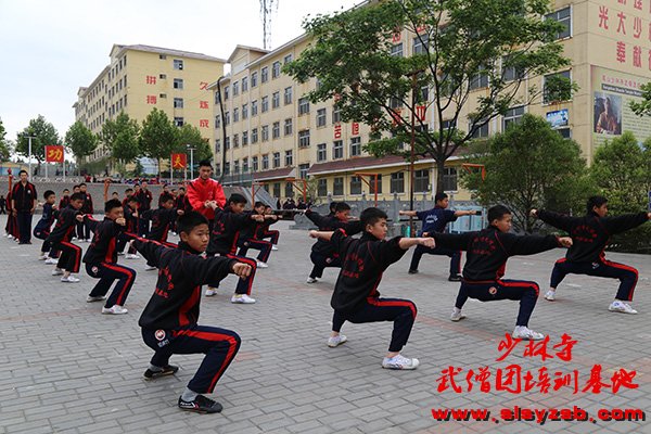 少林武术学校教练指导学员练习少林拳法 少林武术学校教练指导学员练习少林拳法