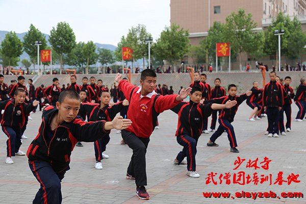 少林武术学校教练为学员演练少林掌法 少林武术学校教练为学员演练少林掌法