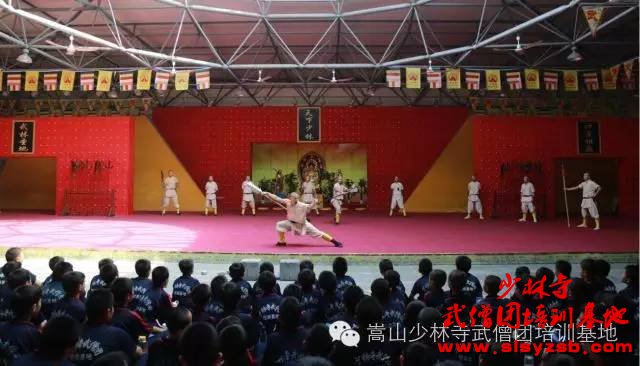 少林武术学校队员表演少林功夫 少林武术学校队员表演少林功夫