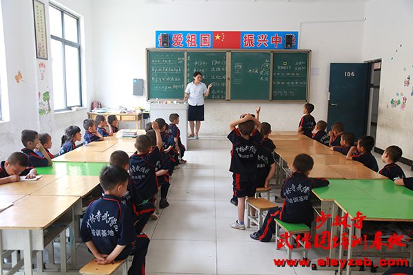 少林武术学校学员上文化课 少林武术学校学员上文化课