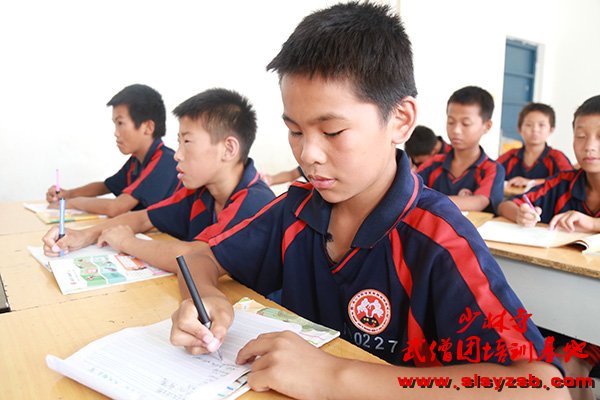 少林武术学校学员正在上文化课 少林武术学校学员正在上文化课