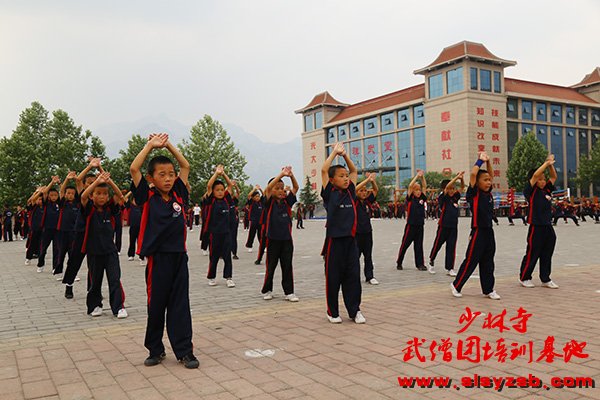 少林武术学校学员正在练习少林功夫 少林武术学校学员正在练习少林功夫