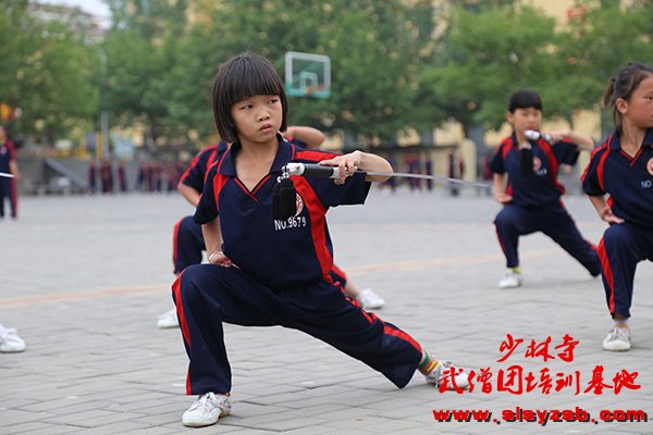 少林武术学校女学员正在练习少林剑法 少林武术学校女学员正在练习少林剑法