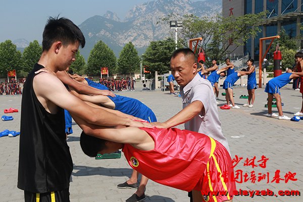少林武术学校学员正在做热身运动 少林武术学校学员正在做热身运动