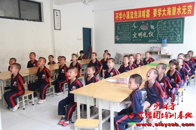 少林武术学校学员正在上文化课