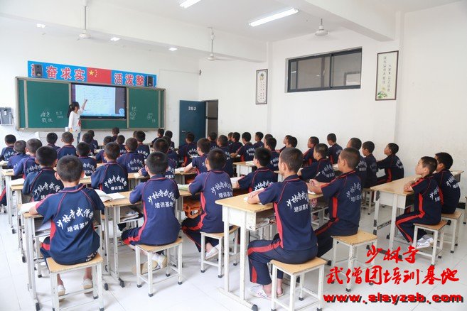 少林武术学校学员上文化课