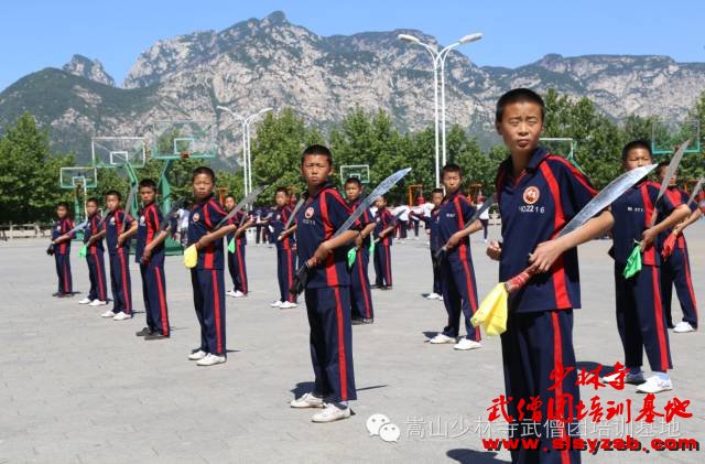 少林武术学校学员集体练少林刀法 少林武术学校学员集体练少林刀法