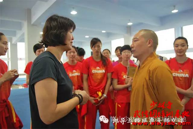 郎平教练在少林武术学校与释延鲁大师交谈 郎平教练在少林武术学校与释延鲁大师交谈