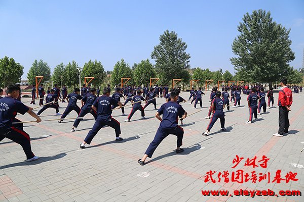 少林武术学校学员集体练少林棍法 少林武术学校学员集体练少林棍法