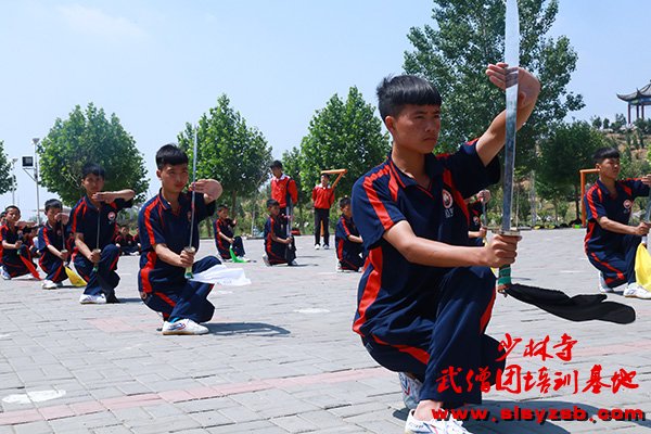 少林武术学校学员集体练习少林刀法 少林武术学校学员集体练习少林刀法