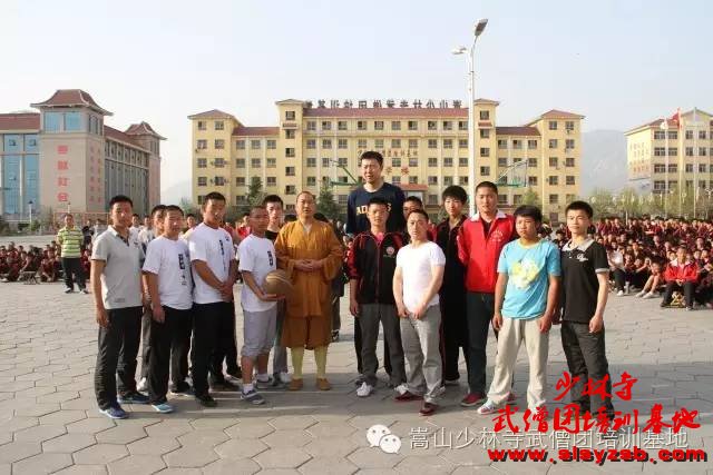 盖帽王王治郅在少林武术学校与总教头释延鲁大师合影 盖帽王王治郅在少林武术学校与总教头释延鲁大师合影