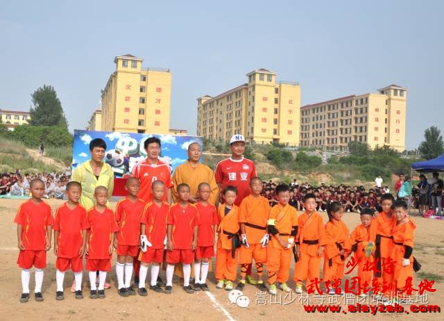 杀手前锋郝海东在少林武术学校与总教头释延鲁大师合影 杀手前锋郝海东在少林武术学校与总教头释延鲁大师合影