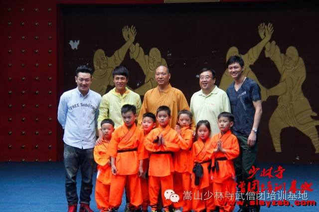 奥运冠军仲满在少林武术学校与总教头释延鲁大师合影 奥运冠军仲满在少林武术学校与总教头释延鲁大师合影