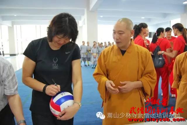铁榔头郎平在少林武术学校与总教头释延鲁大师交流 铁榔头郎平在少林武术学校与总教头释延鲁大师交流