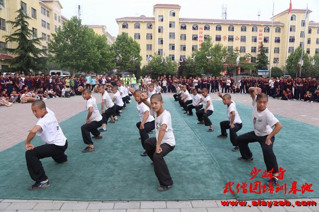 少林武术学校学员在练武场演练少林功夫 少林武术学校学员在练武场演练少林功夫