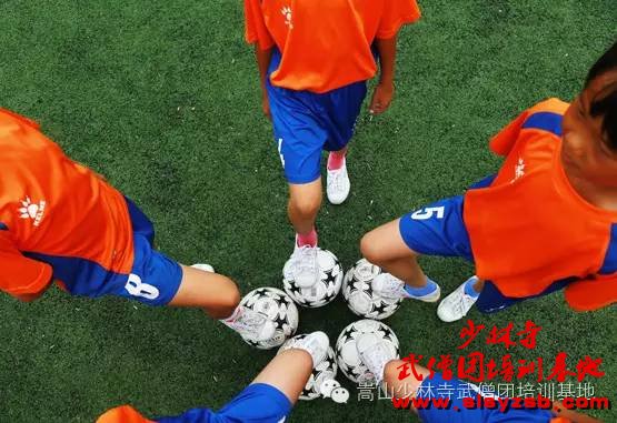 少林武术学校的足球队的小女子们 少林武术学校的足球队的小女子们