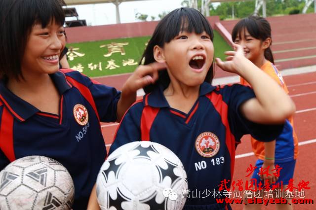 少林武术学校足球队小女子们在课余时间玩乐 少林武术学校足球队小女子们在课余时间玩乐