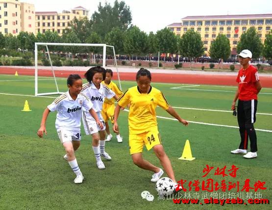 少林武术学校足球队小女子们正在进行足球训练 少林武术学校足球队小女子们正在进行足球训练
