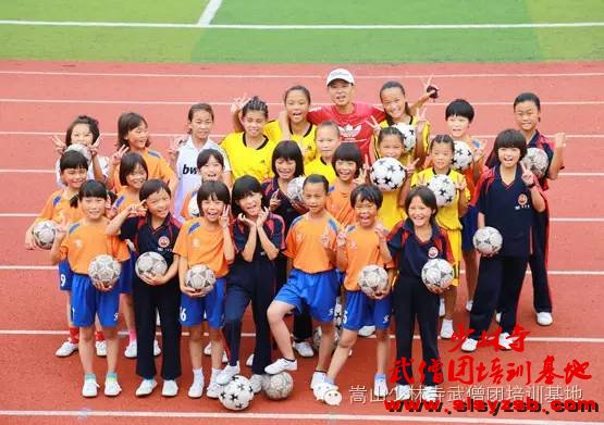 少林武术学校足球队小女子们与教练合影 少林武术学校足球队小女子们与教练合影