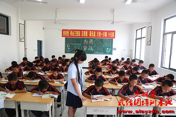 少林武术学校老师查看学生作业书写情况 少林武术学校老师查看学生作业书写情况