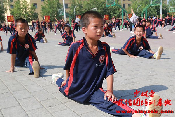 少林武校学员练习竖劈 少林武校学员练习竖劈
