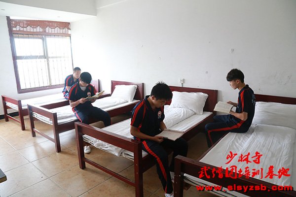 少林武校学员在宿舍看书 少林武校学员在宿舍看书