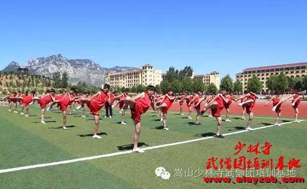 少林武校散打学员在练武场练习散打 少林武校散打学员在练武场练习散打