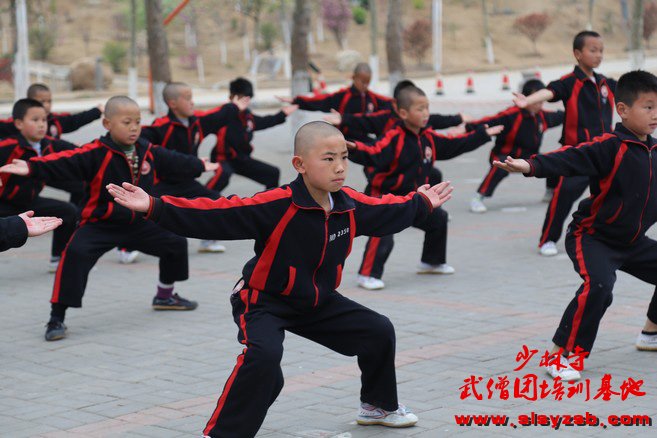 少林武术学校学员在练武场练武 少林武术学校学员在练武场练武