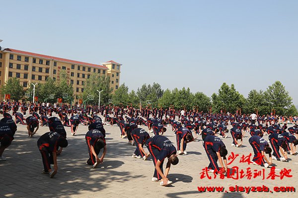 少林武术学校学员做拉伸运动 少林武术学校学员做拉伸运动