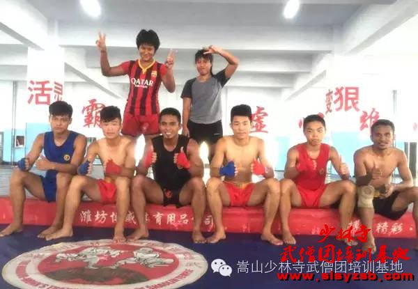 印度尼西亚国家散打队队员与少林武术学校学员在演武厅合影 印度尼西亚国家散打队队员与少林武术学校学员在演武厅合影