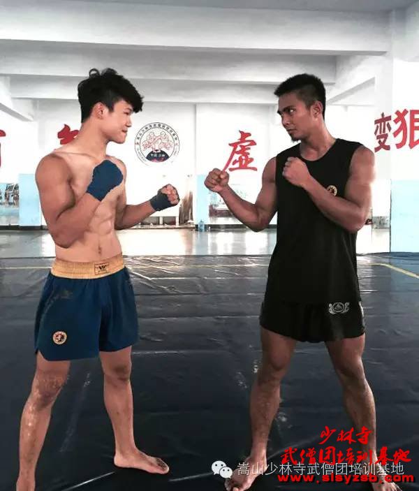 印度尼西亚国家散打队在少林武术学校合影照 印度尼西亚国家散打队队员与少林武术学校学员合影