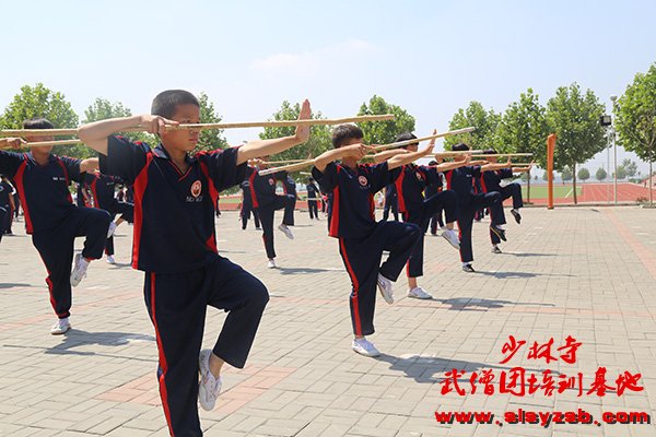 少林武术学校学员练习少林棍法 少林武术学校学员练习少林棍法
