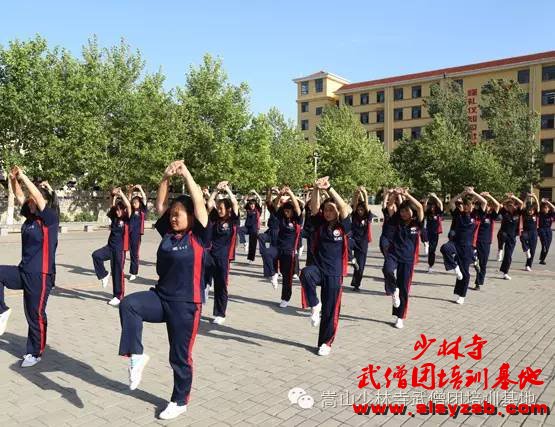 少林武术学校女学员在练武场练武 少林武术学校女学员在练武场练武
