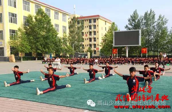 少林武术学校学员正在武术考核 少林武术学校学员正在武术考核