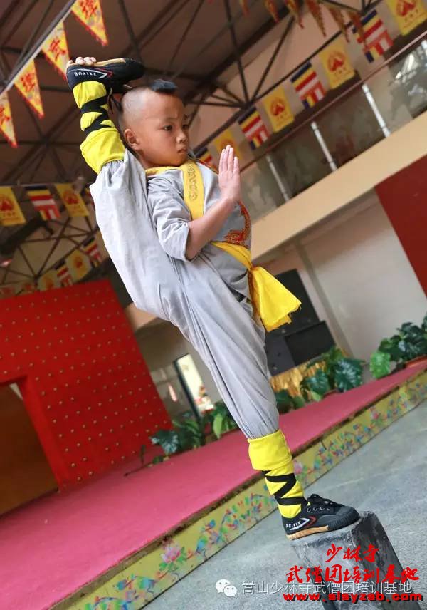 少林武术学校小学员朝天蹬 少林武术学校小学员朝天蹬