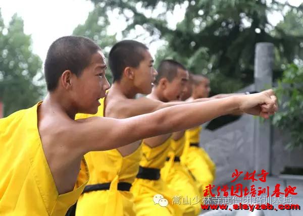 少林武术学校学员在后山练武 少林武术学校学员在后山练武