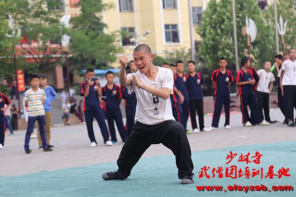 少林武术学校学员演练少林拳法 少林武术学校学员演练少林拳法