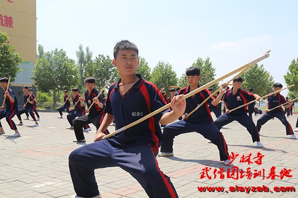 少林武术学校学员正在练习少林棍法 少林武术学校学员正在练习少林棍法