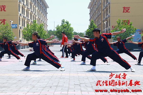 少林武术学校学员在练武场练少林功夫 少林武术学校学员在练武场练少林功夫