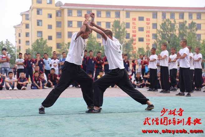 少林武术学校学员练习双人对打 少林武术学校学员练习双人对打