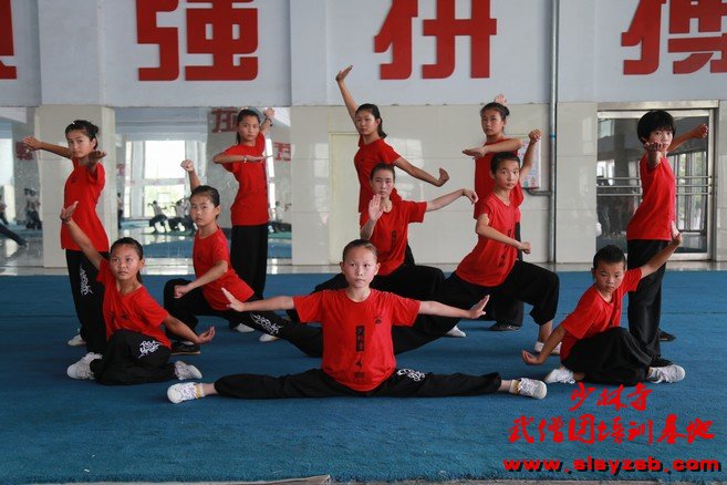 少林武术学校女学员在演武厅 少林武术学校女学员在演武厅