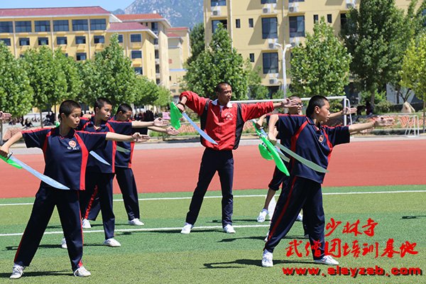 少林武术学校教练为学员演示少林刀法 少林武术学校教练为学员演示少林刀法