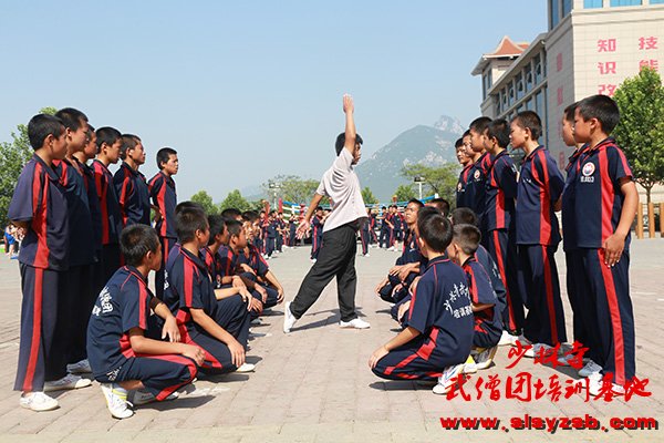 少林武术学校教练为学员演示正确武术姿势 少林武术学校教练为学员演示正确武术姿势