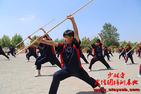 少林武术学校学员正在练习少林棍法 少林武术学校学员正在练习少林棍法