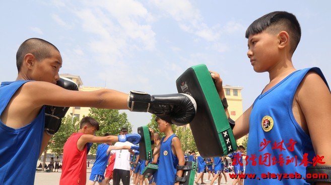 少林武术学校学员正在练习拳击 少林武术学校学员正在练习拳击