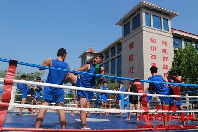 少林武术学校学员正在练习散打 少林武术学校学员正在练习散打
