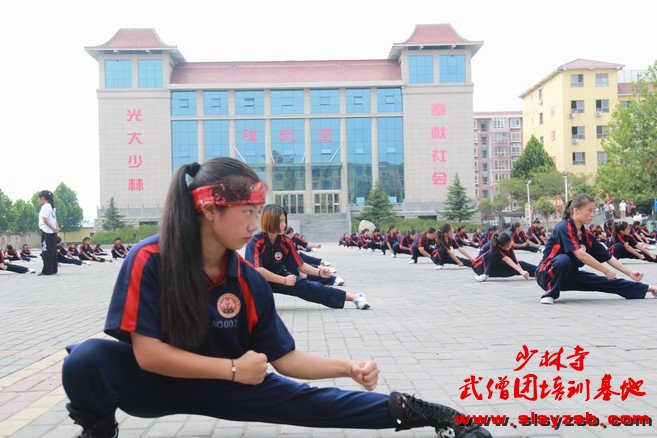少林武术学校女学员在禅武堂前练少林功夫 少林武术学校女学员在禅武堂前练少林功夫