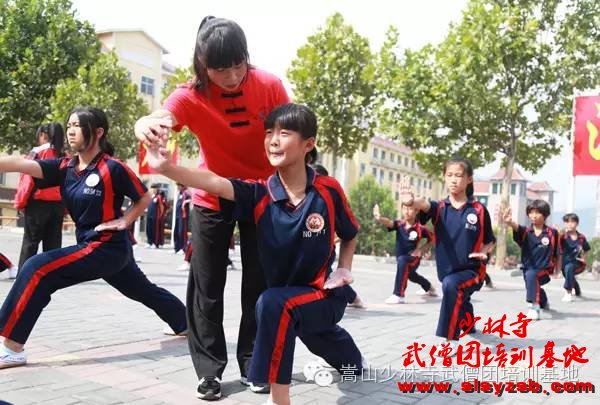 少林武术学校教练指导学员练武 少林武术学校教练指导学员练武