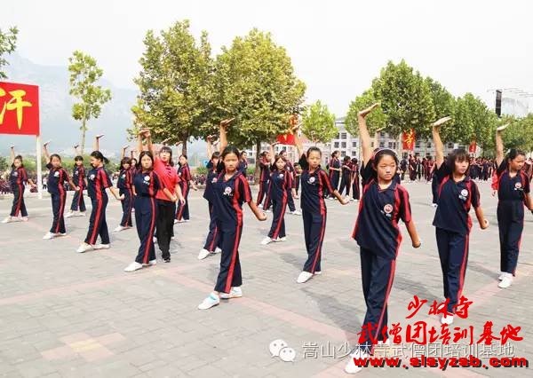 少林武术学校女学员在操场练武 少林武术学校女学员在操场练武