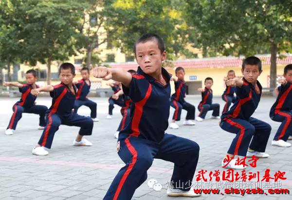 少林武术学校学员在练武场练武 少林武术学校学员在练武场练武